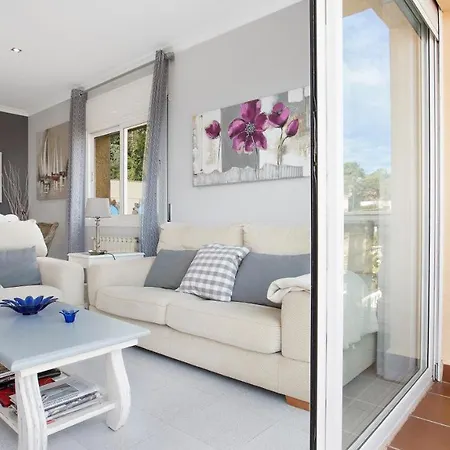 Villa Sleeps 6 *